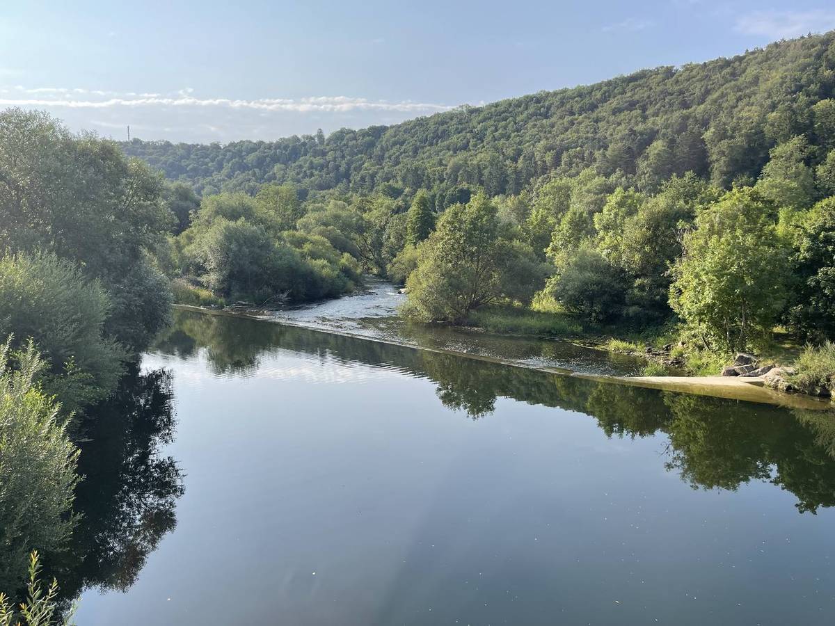 Weiter Blick über den Fluss